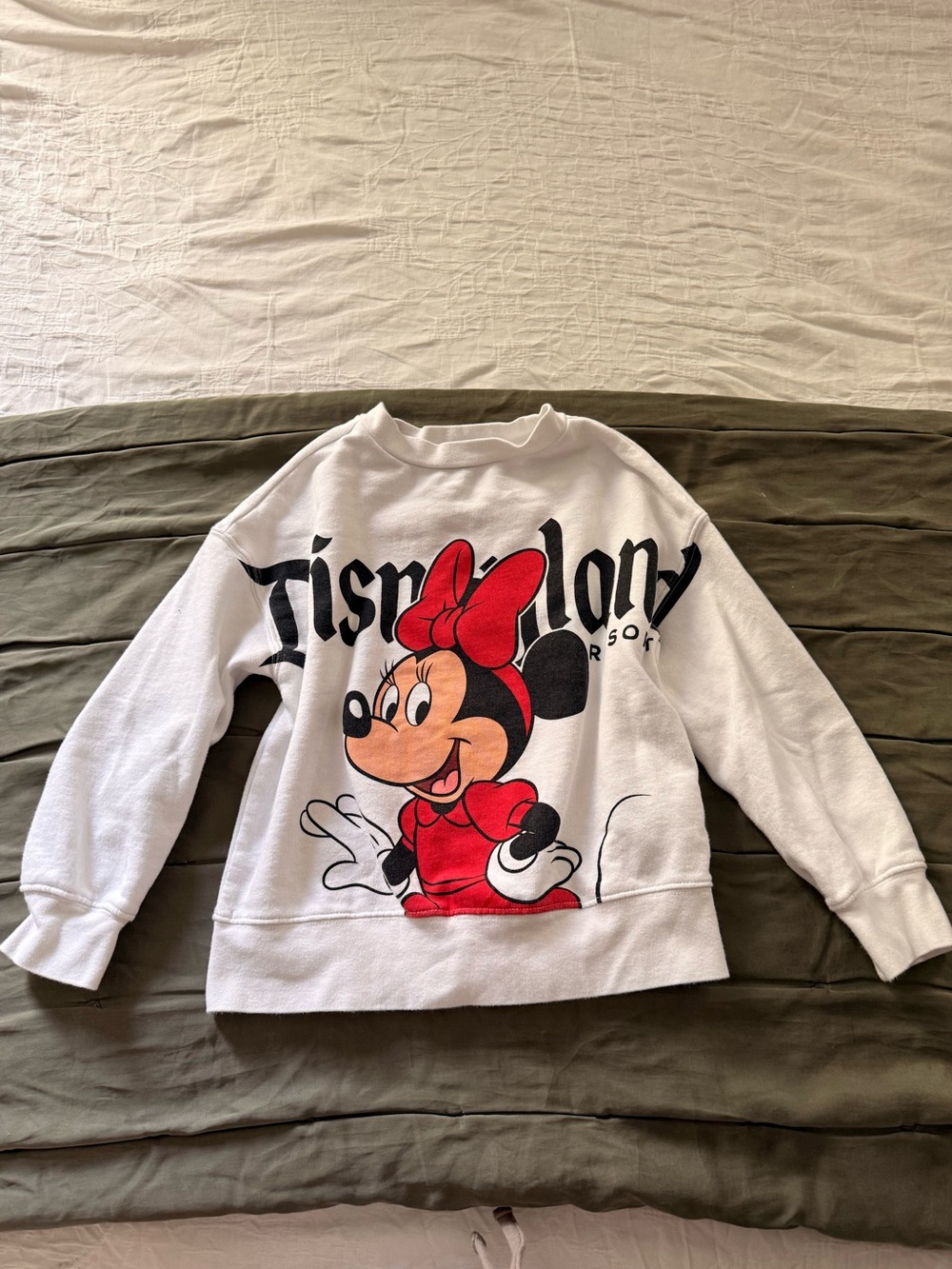 Kid’s Disney Parks White Minnie Mouse Graphic Sweatshirt / Size 5/6